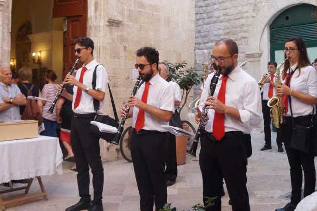 Dal fal� del 19 marzo alla banda dell'8 settembre: tutti i riti legati ai santi "baresi"
